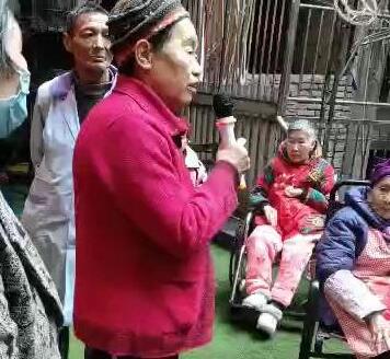 老人演唱歌曲