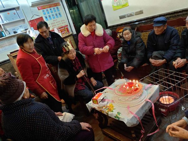 为两位老人庆生
