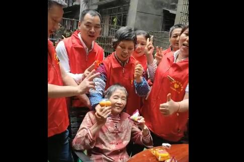 集体唱生日歌